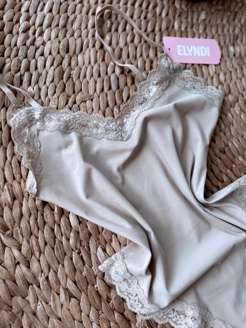 "ELYNDI" боди с V-образным кружевным краем - БЕЖЕВЫЙ 9692